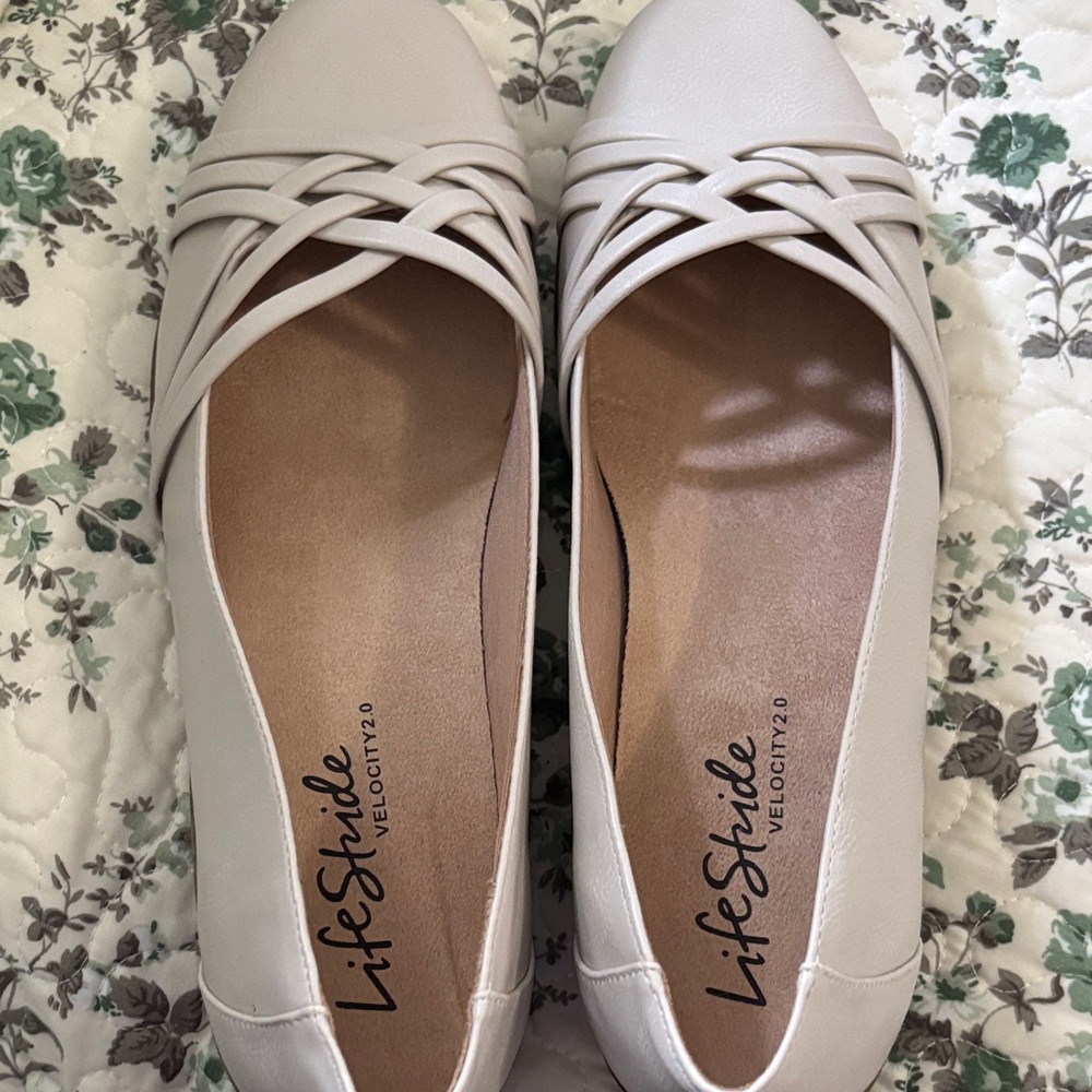 Life Stride Women's Beige Flats size 11W